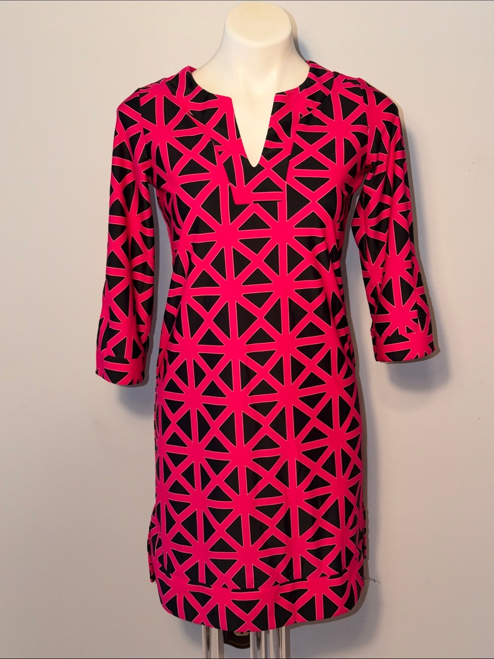 Jude Connally Ladies Pink & Black 3/4 sleeves Geometric print Dress. Small.